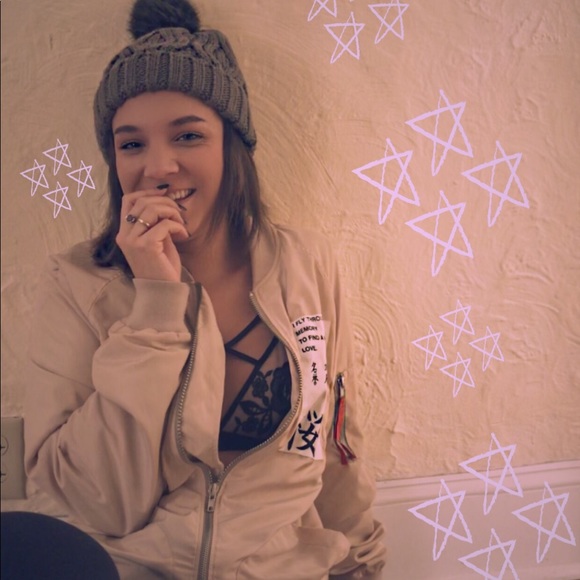 Meet your Posher, Madison - Picture 3 of 4